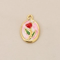 Makroansicht der 18K vergoldeten ovalen Tulpen-Anhänger mit roter Emaille und Perle - Gold Rosa