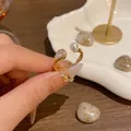 Eleganter goldener offener Ring mit weißer Perle und tropfenförmigem Zirkon-Akzent - Gold Wassertropfen Zirkon Perle Stil (J979)