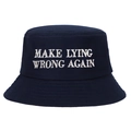 Detail van het MAKE LYING WRONG AGAIN borduursel op de marineblauwe katoenen hoed - Marineblauw