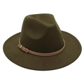 Détail d'un chapeau fedora vert olive avec ruban en cuir kaki et boucle métallique - Taille unique / Vert Militaire