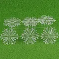 Dettaglio di sei decorazioni a fiocco di neve da 10cm con finitura sfaccettata cristallina - Fiocchi di Neve Trasparenti Set da 6