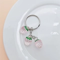 Detail der rosa transparenten Erdbeeranhänger mit grünen Blättern an silbernem Ring - Rosa Erdbeere (Ohne Verschluss)