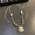Detalle del colgante de concha con flores de resina de colores en cordón trenzado - Estilo de Colgante de Vieira con Cuerda Tejida / 1# Collar-Blanco-Amarillo