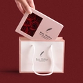 Rosa Geschenkbox mit sechs roten Rosen und passender Papiertüte zum Valentinstag - Rosa (6 Seifenrosen)