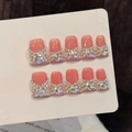 Uñas postizas hechas a mano rosa melocotón con cristales de lujo en tarjeta expositora - Grande (L) / 604 Pico de Pato Corto Rosa Melocotón Strass