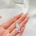Collier avec pendentif fée papillon argenté orné de cristaux sur une chaîne élégante - Fée Papillon-Argent