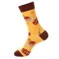 Wadenhohe Socken mit gelbem Pasta-Thema und rotem PASTA-Text in lustigem Strickdesign - 1136-Pasta
