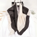 Détail d'un foulard élégant en soie bicolore noir et blanc cassé avec éclat satiné - Patchwork à Grands Blocs de Couleurs Noir et Blanc (Style 6)
