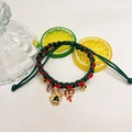 Detailaufnahme eines festlichen Weihnachtshalsbands mit rot-grünem Seil und goldenen Glocken - Einheitsgröße (Hals 27+5cm) / Weihnachtsglocke