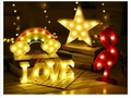 Primo piano di luci decorative a LED con lettere LOVE, nuvole arcobaleno e stelle - Pentagramma