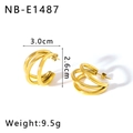 Dettaglio di orecchini a cerchio dorati multistrato con misure 3,0 cm per 2,6 cm - Stile a Cerchio Multistrato (NB-E1487)