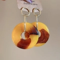 Detail of amber resin drop earrings featuring tortoise patterns and golden metal links - Resin + S925 Silver Needle / Amber Round Style