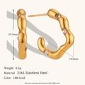 Orecchini a cerchio in acciaio inossidabile placcato oro 18K con onde e zirconi cubici - Orecchini a Cerchio Micro-Pave con Linee Irregolari - Oro/Diamante Bianco