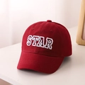Dettaglio del cappellino bimbo in cotone rosso con ricamo STAR bianco in rilievo - 52CM (Suggerito per 2-6 anni) / Borgogna