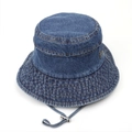 Detailaufnahme des dunkelblauen Fischerhuts aus Denim mit Ziernähten und verstellbarer Kordel - 59cm / Dunkelblau
