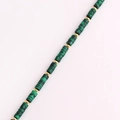 Detalle de collar de cuentas de malaquita verde con espaciadores dorados de moda - Verde oscuro