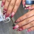 Amandelvormige plaknagels met 3D-bloemaccenten en een elegant roze French ombre ontwerp - JP3780 Stijl (Met Lijm)