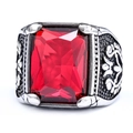 Primer plano de gema roja rectangular y grabado floral vintage en anillo de plata - Talla US 8 / Color Acero y Piedra Roja