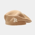 Détail du béret en maille épaisse beige avec lettre R brodée en 3D et texture douce - Kaki