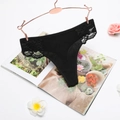 String en coton noir côtelé avec dentelle sur cintre or rose sur un magazine de mode - Noir
