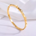 Lujoso brazalete de acero inoxidable dorado con motivos de pétalos y cristales incrustados - Círculos Dorados