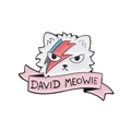 Emaille broche met witte cartoonkat en iconische rood-blauwe bliksemschicht verf - David Meowie Bliksem Make-up Kat (XZ8908)