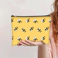 Détail de la pochette en toile jaune à motif abeille avec fermeture éclair argentée - Petite Abeille (jiayingpbb0163)