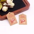 Dettaglio di etichette natalizie in carta kraft marrone con stampa rossa e renna - Stile 3/Slitta e omino di pan di zenzero / 3*5cm [100Pezzi]