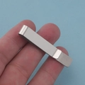 Fermacravatta minimalista in acciaio inossidabile argento opaco su sfondo blu piatto - Fermacravatta a Specchio Acciaio
