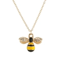 Gouden bijen hanger ketting met strass vleugels en kleurrijk emaille op witte achtergrond - Goud