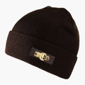 Gros plan du bonnet en maille marron foncé avec écusson en cuir et anneau métallique doré 1999 - L(58-60cm) / café