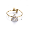 Makro-Detail des goldenen offenen Rings mit Zirkonia-Steinen, 8 mm Größe und 1,2 g Gewicht - Dreifach-Stein-Cluster-Stil (Gold 5)