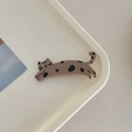 Detalle de una linda horquilla de gato moteado en una bandeja blanca minimalista - Marrón