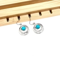 Dettaglio di orecchini boho con turchese e lega d'argento vintage su supporto in legno - Stile Multi-anello Retrò (BX003)