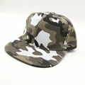 Jungle camouflage flat brim hip-hop cap in a classic six-panel army green pattern - One Size / Camo White