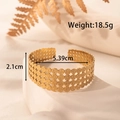 Goldener offener Armreif aus Edelstahl mit geometrischer Textur und Hammerschlag-Optik - Hohler Geometrischer Lochstil (YB-112)