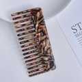 Detailansicht des breitgezahnten Haarkamms mit einer hochwertigen Schildpatt-Textur - Braun