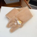Dettaglio sciarpa in peluche marrone con ricamo a forma di orso e cappellino giallo - Orso del Miele - Sciarpa a Incrocio / Cuoio
