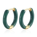 Orecchini a cerchio dorati minimalisti con smalto verde scuro su sfondo bianco - Verde