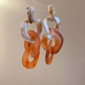Vue macro de grandes boucles d'oreilles maillons en acrylique effet marbre et ambre - Tige de boucle d'oreille en argent - Café