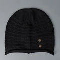 Détail d'un bonnet noir en maille ondulée orné de deux boutons en bois de style vintage - Taille Unique (Convient 57-62cm) / Noir