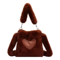 Dettaglio borsa a tracolla in peluche marrone con cuore in PU pelle e fibbia metallo - Colore caramello