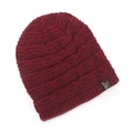 Détail du bonnet en tricot bordeaux avec motif à carreaux et étiquette logo papillon - Bordeaux