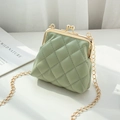 Petit sac à monnaie vert clair matelassé avec cadre doré et bandoulière - Style 1 / Vert