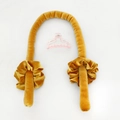 Detail van de gemberkleurige hittevrije haarkrulset met fluwelen scrunchies en haarklem - 4-delige set / Geel