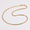 Elegante collar de cadena de serpiente dorada de acero inoxidable sobre fondo blanco - 3mm*60cm / Dorado