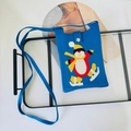 Dettaglio della borsa per cellulare blu in maglia con pinguino e chiusura a scatto in metallo - Pinguino Che Scia / Pupazzo di Neve Blu