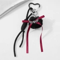 Portachiavi con pompon nero, fiocco di nastro rosso e moschettone a cuore nero - Ali di Cuore Palla di Pelo Nera (LKC086)