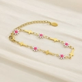 Dettaglio del bracciale dorato con margherite rosa e bianche e ciondolo a croce - Bracciale Croce Margherita Rosa Bianca Oro (KB166331-TK)