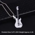 Collar con colgante de guitarra rock en esmalte blanco sobre fondo de cuero negro - Guitarra Blanca (Guitarra No. 2) + Cadena de Acero de 70cm